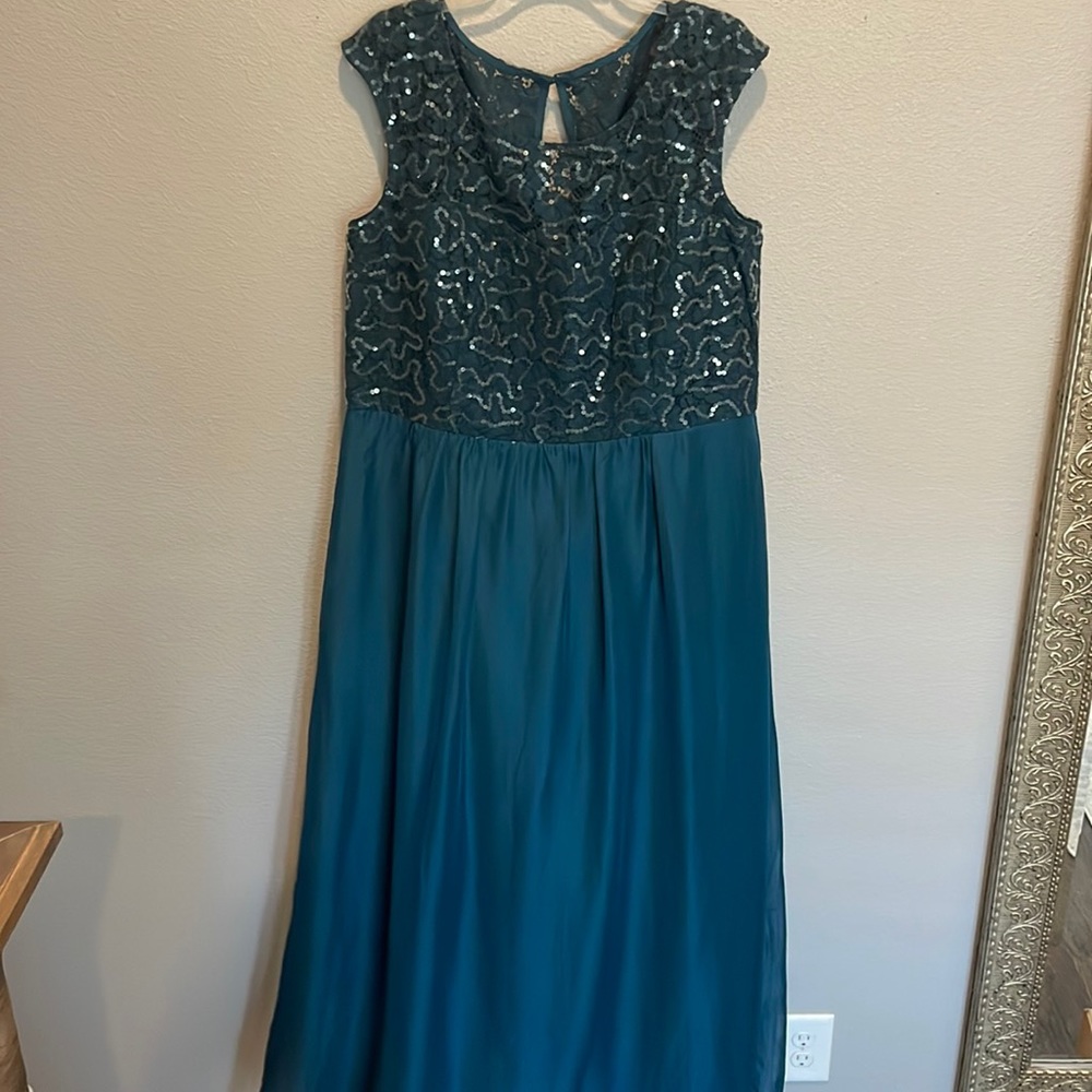 NWT City Chic teal lightweight evening gown sz M/18 w. lace and sequin bodice